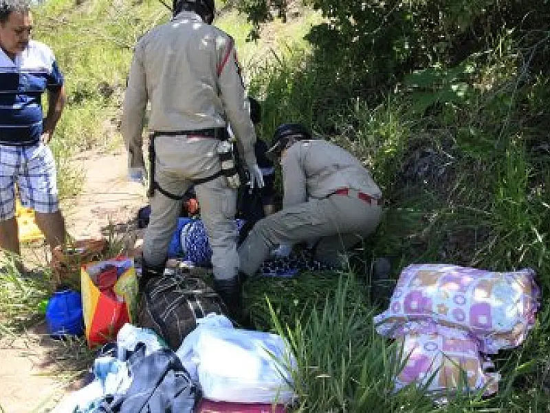 Motorista cochila e cai em ribanceira de quatro metros na BR-163
