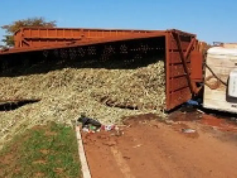Carreta carregada com cana tomba a caminho de usina