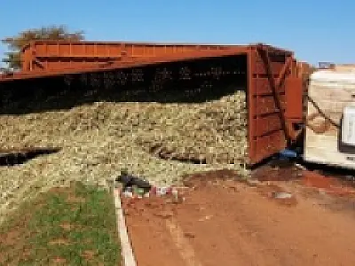 Carreta carregada com cana tomba a caminho de usina