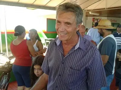 Em Sidrolândia, candidato do PSDB vota ao lado da mulher e da neta