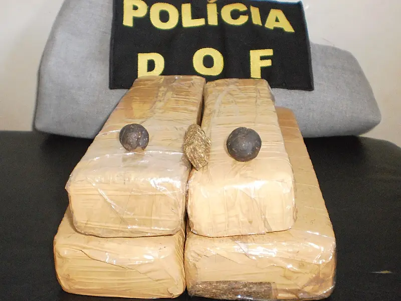 Adolescente leva droga para cunhado em ônibus e todos são presos pelo DOF