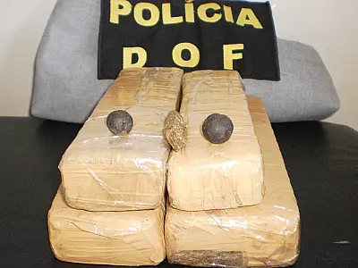 Adolescente leva droga para cunhado em ônibus e todos são presos pelo DOF