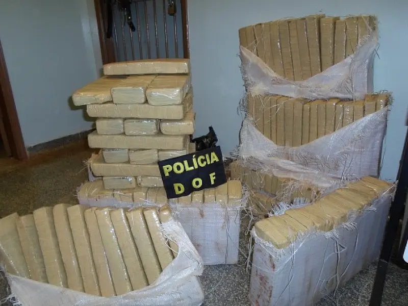 DOF apreende 183 kg de maconha com motorista que tentou fugir do bloqueio policial