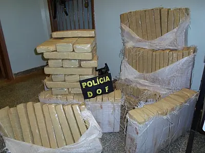DOF apreende 183 kg de maconha com motorista que tentou fugir do bloqueio policial