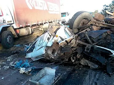 Duas carretas se chocam em Sonora e motorista sai ileso por estar sem o cinto