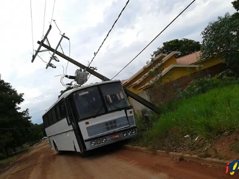 Motorista perde controle da direção e ônibus bate em poste