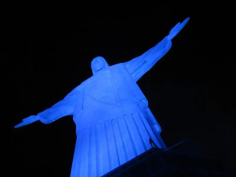 Cristo Redentor é iluminado de azul em campanha contra o tráfico de pessoas