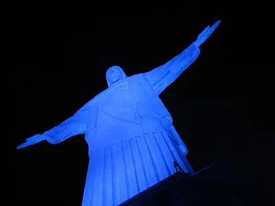 Cristo Redentor é iluminado de azul em campanha contra o tráfico de pessoas