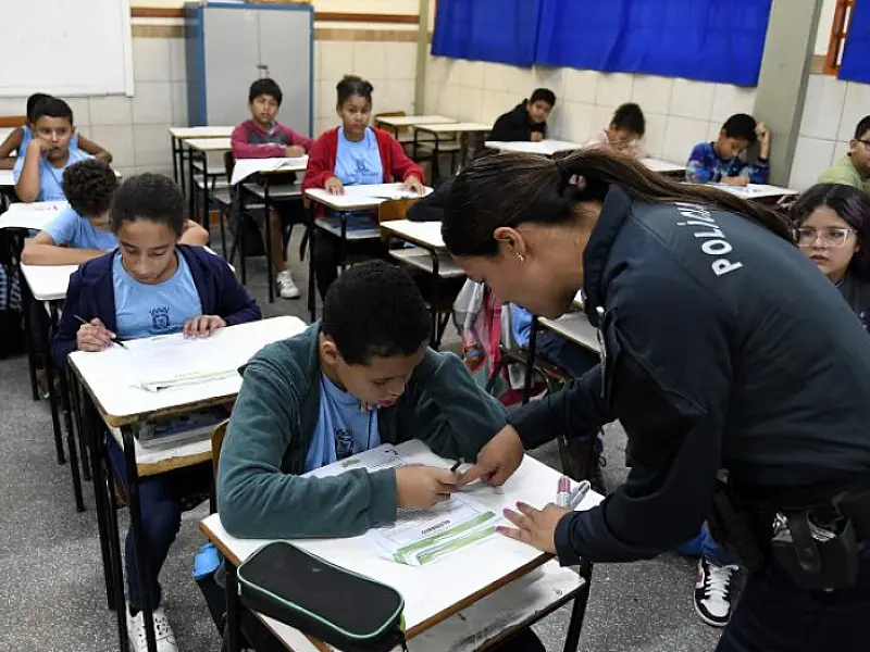 Com música, conversa e atenção, PM conquista alunos e atua na segurança e proteção nas escolas