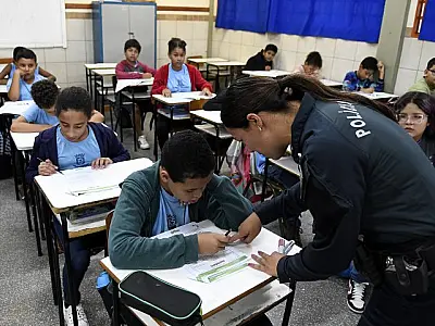Com música, conversa e atenção, PM conquista alunos e atua na segurança e proteção nas escolas
