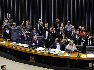 Câmara aprova em 2º turno redução da maioridade penal em crimes graves