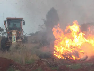 Fogo acidental consome quase uma quadra de capim e cerrado