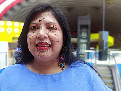 No rosto, grafismo kadiwéu marca conquista de espaço da mulher indígena