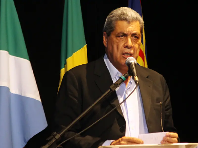 Governo e deputados assinam convênio do FIS