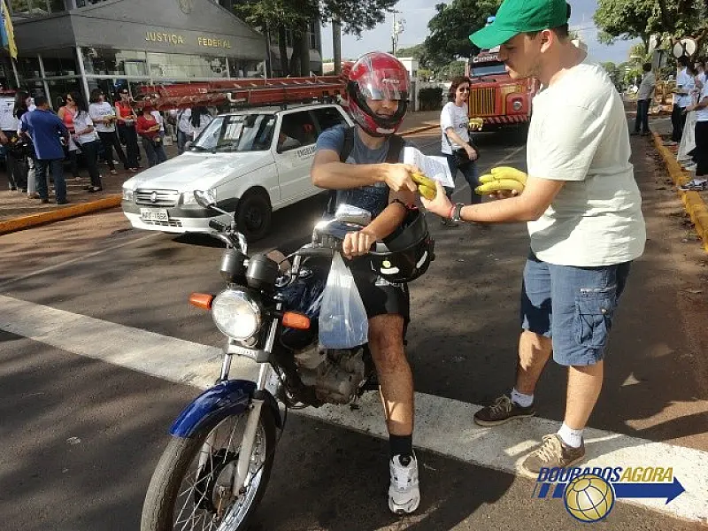 Servidores distribuem bananas em protesto na cidade de Dourados
