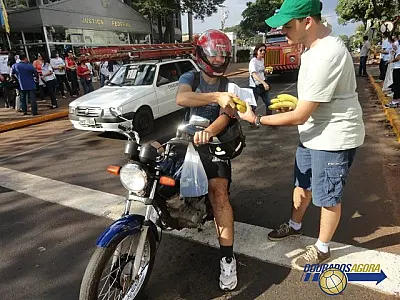Servidores distribuem bananas em protesto na cidade de Dourados
