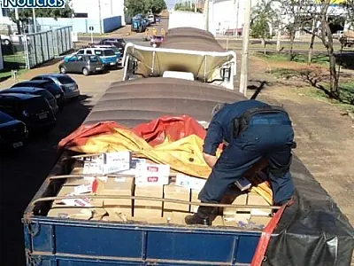 PM apreende carreta carregada de cigarros em Bataguassu