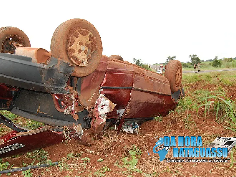 Uno capota varias vezes na 267 após ser atingido por carreta