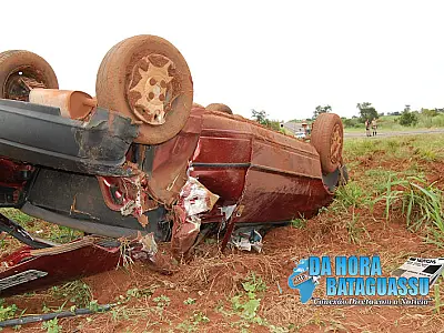 Uno capota varias vezes na 267 após ser atingido por carreta
