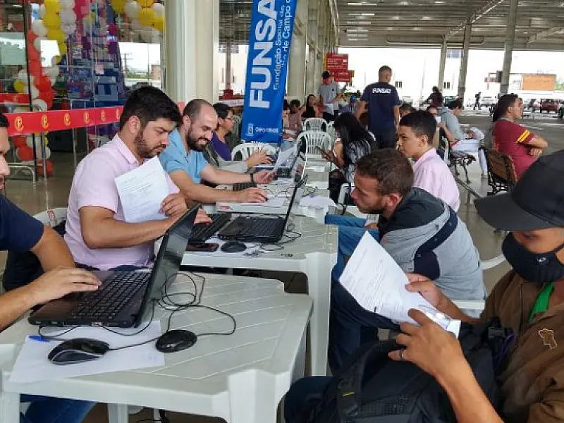 AÇÃO DA PREFEITURA ATENDE MAIS DE 100 PESSOAS QUE BUSCAM EMPREGO NO FORT ATACADISTA
