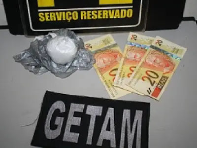 Cliente oferece droga como pagamento de moto em garagem