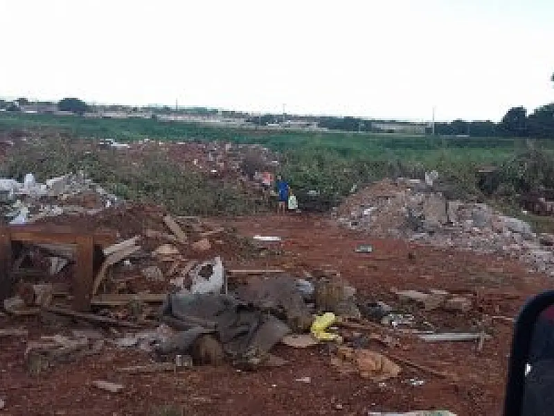 Foto de crianças vasculhando lixão causa revolta em São Gabriel