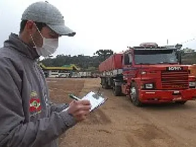 Iagro inicia desinfecção de veículos na fronteira
