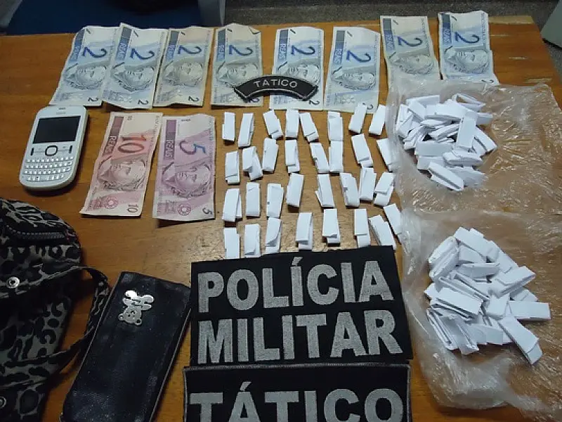 Flagrada vendendo drogas mulher diz que dinheiro era para pagar aluguel