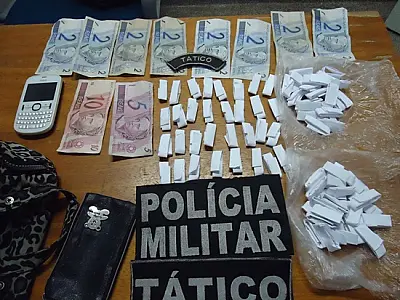 Flagrada vendendo drogas mulher diz que dinheiro era para pagar aluguel
