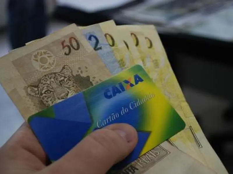 Quem tem direito ao abono salarial e conta na CEF já pode sacar seu beneficio