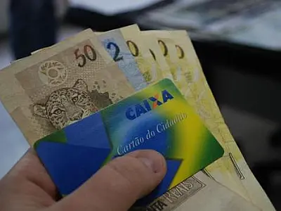 Quem tem direito ao abono salarial e conta na CEF já pode sacar seu beneficio