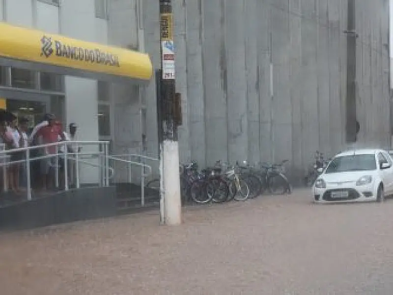 Forte chuva provoca alagamento nas ruas do centro de Coxim