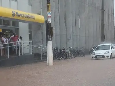 Forte chuva provoca alagamento nas ruas do centro de Coxim