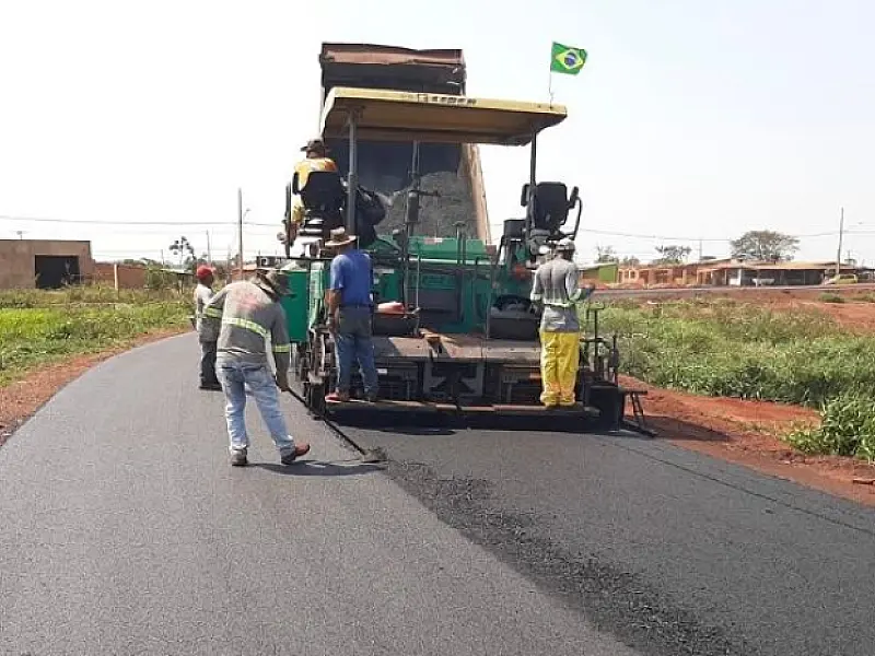 MS-258: Obra avança com asfalto no distrito de Capão Seco, em Sidrolândia
