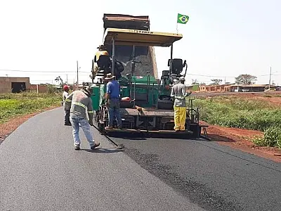 MS-258: Obra avança com asfalto no distrito de Capão Seco, em Sidrolândia
