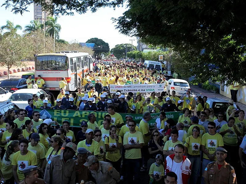 Caminhada pela paz leva mil pessoas a Av. Afonso Pena nesta quinta-feira
