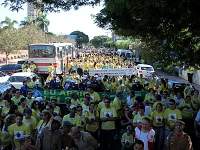 Caminhada pela paz leva mil pessoas a Av. Afonso Pena nesta quinta-feira