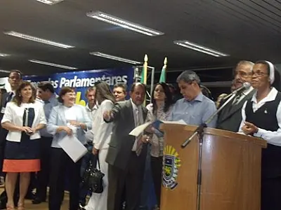 Entidades agradecem e governador assina convênios de quase 20 milhões