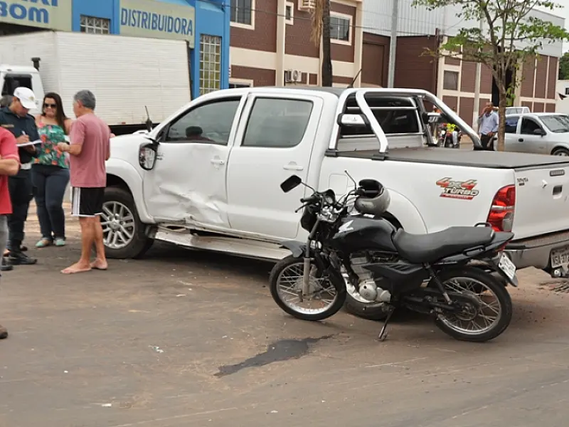 Motociclista fica ferido após colidir em camionete