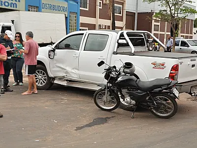 Motociclista fica ferido após colidir em camionete