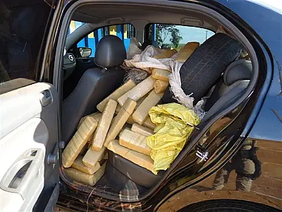 PRF apreende 300 Kg de maconha em interior de veículo no município de Ponta Porã