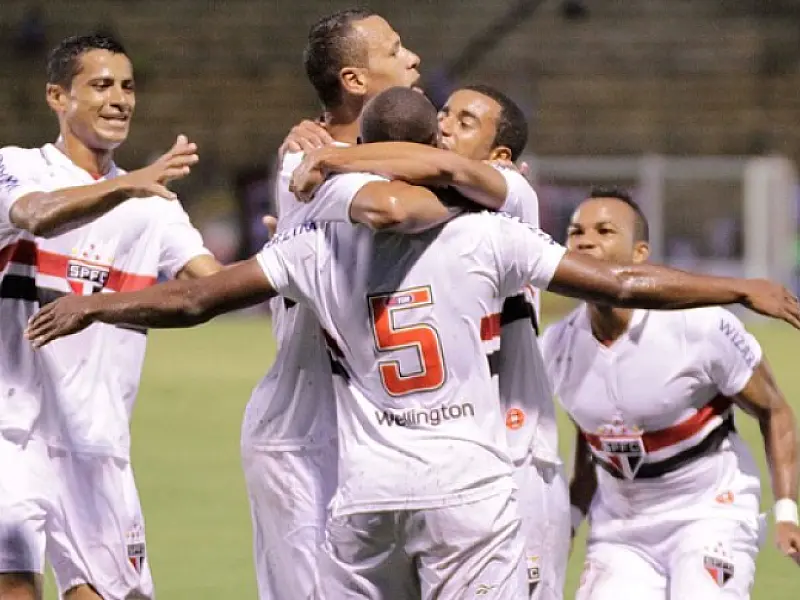 Corinthians e São Paulo vencem e assumem a liderança; Palmeiras e Lusa ficam no 1 a 1