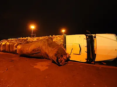 Carreta carregada com material reciclável tomba em Dourados