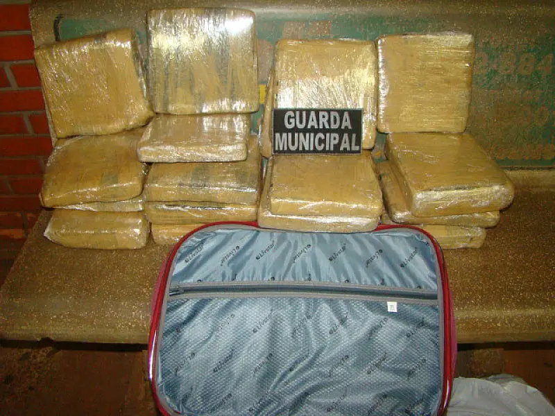Duas menores são apreendidas com 18 tabletes de maconha