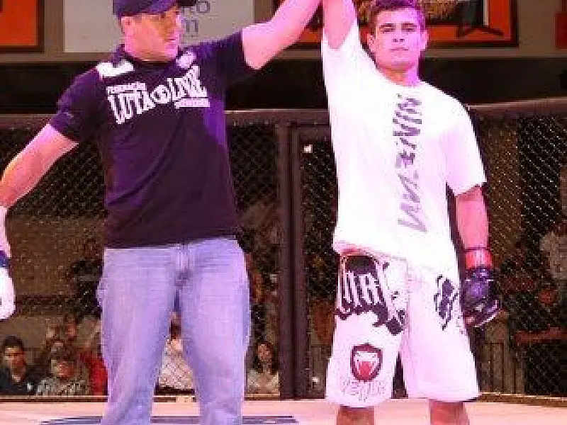 Olivio Acosta vence por nocaute e segue invicto no MMA
