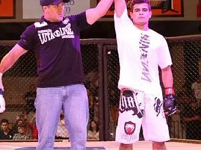 Olivio Acosta vence por nocaute e segue invicto no MMA
