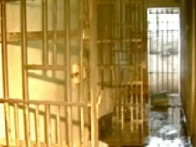 Presos se revoltam e ateam fogo em celas na Depol em Água Clara