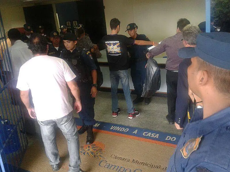 Sessão de julgamento de Bernal começa na Câmara Municipal