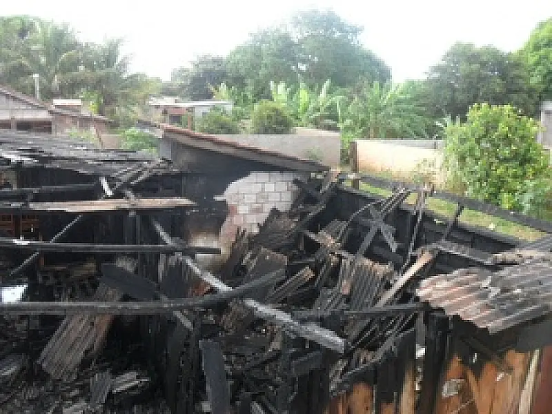 Jovem de 15 anos coloca fogo na própria casa em Mundo Novo