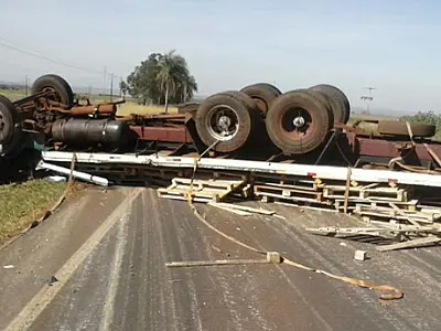 Bi-trem fecha caminhão e motorista capota na BR 163